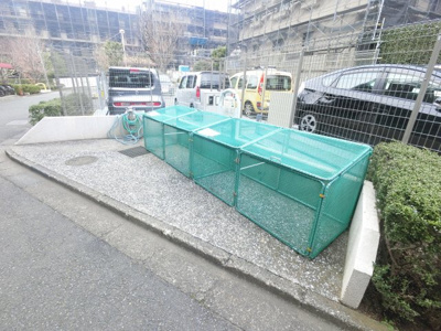 【その他共用部分】 | 磯子杉田台3-6号棟 | ゴミ置き場です。
敷地内にあるのでゴミ出しが楽ちんです。