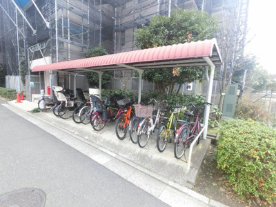 【その他共用部分】 | 磯子杉田台3-6号棟 | 自転車置き場です。
屋根がついているので雨が降っても安心です。