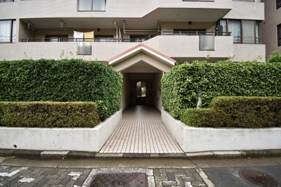【エントランス】 | 磯子杉田台3-2号棟 | 京急本線「杉田」駅徒歩12分
JR根岸線「新杉田」駅徒歩19分又はバス7分「杉田坪呑中央」停歩1分。