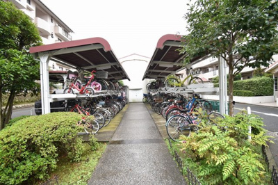 【その他共用部分】 | 磯子杉田台3-2号棟 | 駐輪場です。
屋根付きなので雨が降っても安心です。