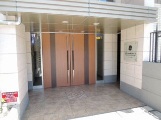 【エントランス】 | 横浜市営地下鉄ブルーライン「伊勢佐木長者町」駅徒歩3分、JR京浜東北線「関内」駅徒歩9分
