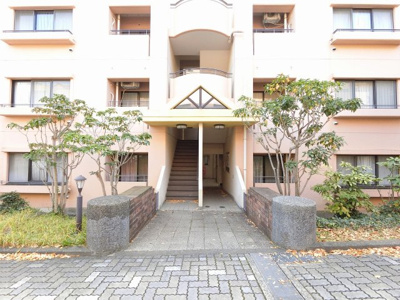【エントランス】 | シンフォニックヒルズかがやきの街14号棟 | 横浜市営地下鉄ブルーライン「川和町」駅徒歩20分
JR横浜線・横浜市営地下鉄グリーンライン「中山」駅バス10分「加賀原」停歩5分
