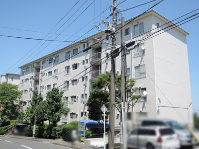 【外観】 | 湘南保土ヶ谷マンション6号棟 | 三部屋が南東向きバルコニーに面した明るいお部屋！水回りに窓が有り換気良好です。