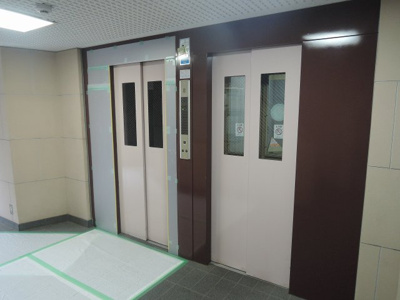 【その他共用部分】 | 中山パークホームズ | お買い物時やベビーカーの出し入れに便利なエレベーター付。
混雑時にも便利なエレベーター2基付です。