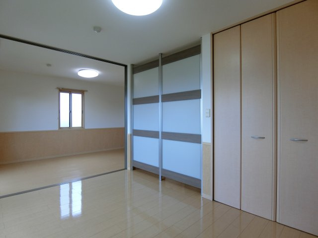 グランシャリオ新開の洋室