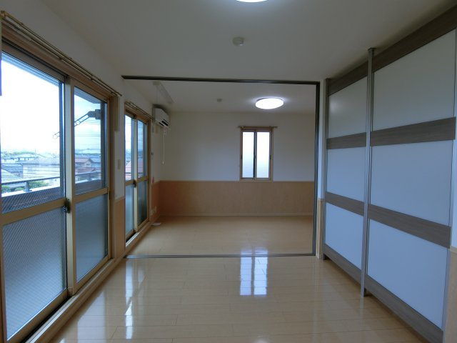 グランシャリオ新開の洋室