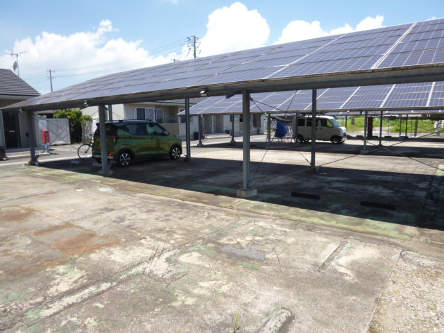 クレインＢの駐車場