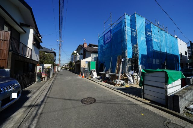 保土ヶ谷区新桜ケ丘１丁目　新築戸建の前面道路含む現地写真