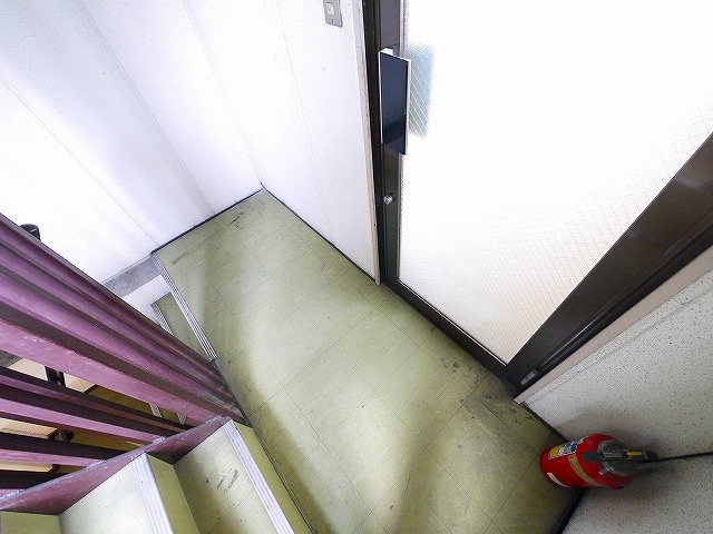 石田ビルの玄関