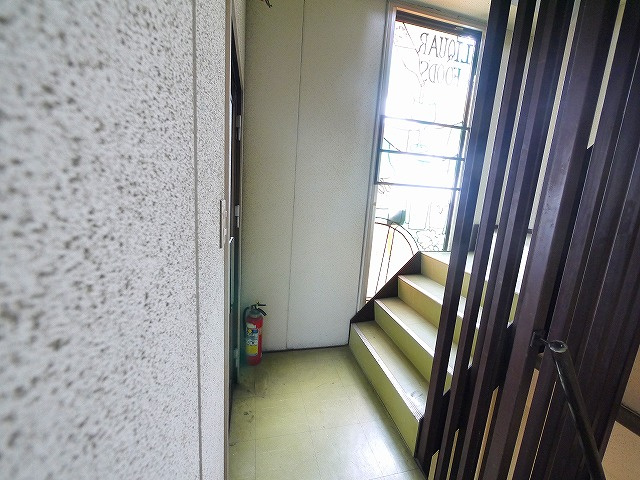 石田ビルの玄関