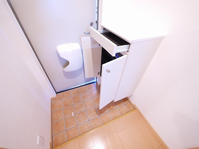 ウエストメゾンＢの玄関|ゆったりとした玄関です