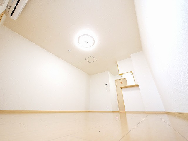 ウエストメゾンＢの寝室|明るい洋室です。