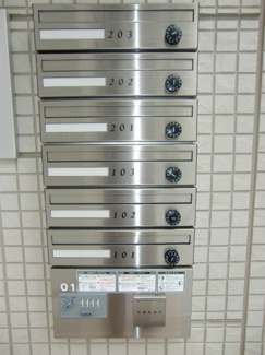 【その他共用部分】 | 共用エントランスには宅配BOXがあるので荷物の受け取りもスムーズに♪再配達を依頼する手間が省けます☆