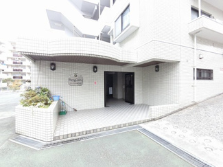 【エントランス】 | 京急逗子線「六浦」駅徒歩16分・「金沢八景」駅バス15分「三信センター」停歩1分。
棟内にはコミュニティ・サロンほっこり（カフェ・喫茶店）ございます。