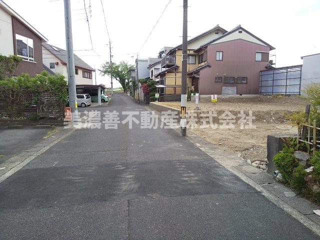 ５３８１３　岐阜市大縄場分譲地の前面道路含む現地写真