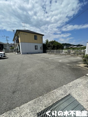 【駐車場】 | コーポ浅川 | 駐車場に車を止められます