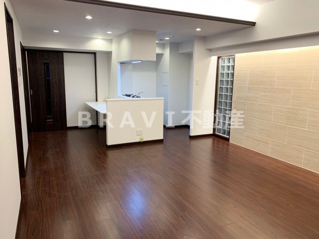 B-PROUD天満橋（ビープラウドテンマバシ）　BRAVI不動産の居間・リビング|【B-PROUD天満橋】こちらの居間で趣味の時間をお楽しみください