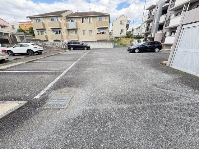 ファミールグランの駐車場