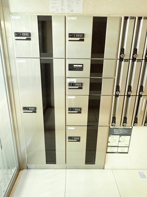 【その他共用部分】 | ロイヤルパレスセンター南 | 共用エントランスには宅配BOXがあるので荷物の受け取りもスムーズに♪再配達を依頼する手間が省けます☆