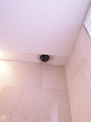 【その他共用部分】 | ロイヤルパレスセンター南 | 共用エントランスにある防犯カメラです！夜遅くに帰宅する時も、お出かけ時でも安心ですね♪