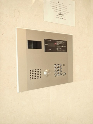 【エントランス】 | ロイヤルパレスセンター南 | 防犯対策に有効なオートロック付きのエントランスです！一人暮らしの方も安心ですね♪