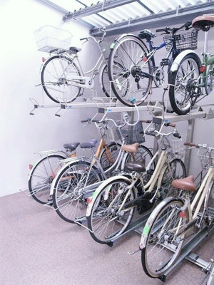 【その他共用部分】 | ロイヤルパレスセンター南 | 屋内駐輪場で雨が降っても大切な自転車が濡れなくてすみますね♪荷物が重いときに自転車があれば助かります！