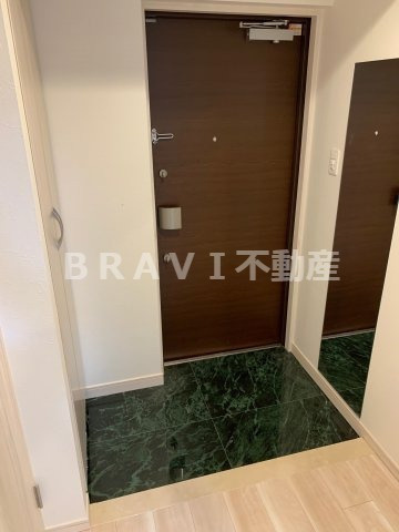 スプランディッド安土町　BRAVI不動産の玄関|【スプランディット安土町】ゆったりとした玄関です