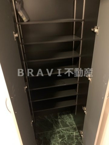 スプランディッド安土町　BRAVI不動産の玄関|【スプランディット安土町】シューズボックス