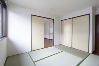 【居間・リビング】 | プリムローズ３番館 | こちらの居間で趣味の時間をお楽しみください