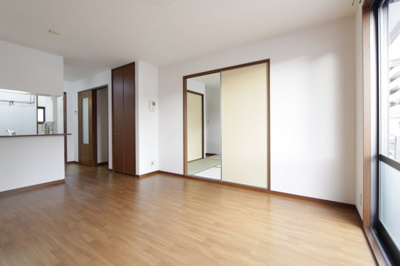 【居間・リビング】 | プリムローズ３番館 | ゆったりとしたリビングです