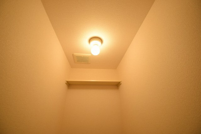 ヴィラージュコート弐番館のトイレ|上部に棚あります