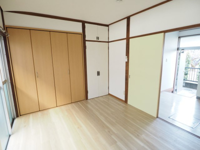 【寝室】 | ウィステリアハイツ | 広くて明るい寝室