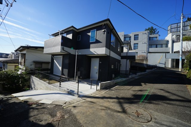 角地につき陽当り良好♪お洒落なレンガ調のアクセントクロスの室内♪初音ヶ丘全2棟新築戸建ての前面道路含む現地写真