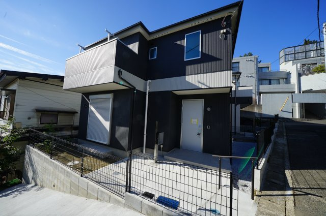 角地につき陽当り良好♪お洒落なレンガ調のアクセントクロスの室内♪初音ヶ丘全2棟新築戸建ての外観