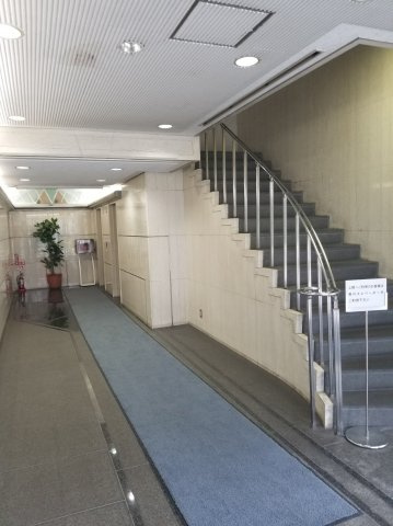 DAISENビルのエントランス