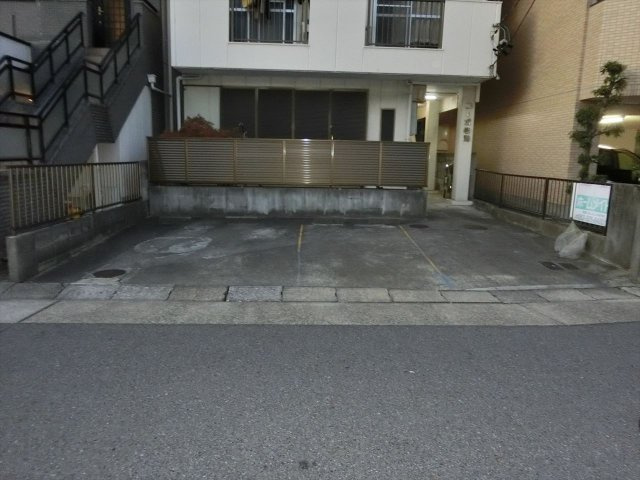 コーポ岩間の駐車場