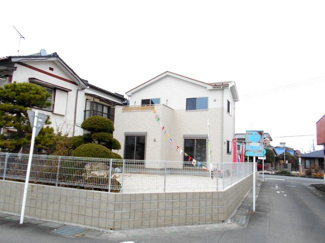 【外観】 | 外観もきれいです。７６坪敷地。広々敷地シリーズ。南庭付き。東南の角地。価格変更です。年末年始対応します。