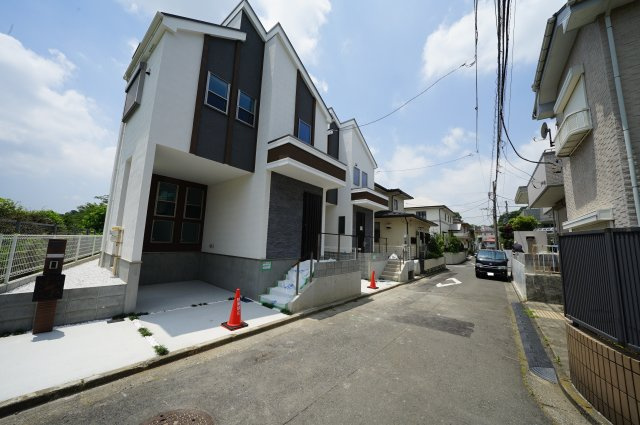 保土ヶ谷区新桜ケ丘１丁目全２棟　新築戸建ての前面道路含む現地写真