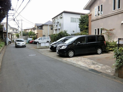 【駐車場】 | エトワール・チッタ | いつでも目の届く敷地内に駐車場があります♪お車をお持ちのファミリーさんにオススメです☆