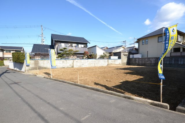 岸和田市上松町　売土地の前面道路含む現地写真|二世帯住宅もご検討いただける広い敷地です