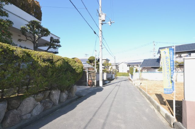 岸和田市上松町　売土地の前面道路含む現地写真|前面道路幅員約4.8ｍ（側溝含む）
