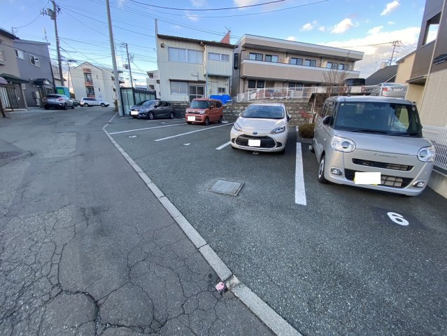 グローリーコート前九年の駐車場