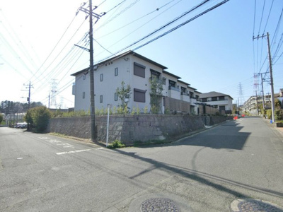 【外観】 | オーチャードB | 小田急多摩線「黒川」駅徒歩6分！人気のミサワホーム施工♪閑静な住宅地にある築浅2階建てアパートです☆ペットOK♪ワンちゃんまたは猫ちゃんと一緒に暮らせます！