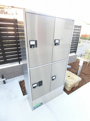 【その他共用部分】 | オーチャードB | 共用エントランスには宅配BOXがあるので荷物の受け取りもスムーズに♪再配達を依頼する手間が省けます☆