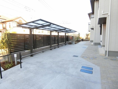 【その他共用部分】 | オーチャードB | 屋根付きの駐輪場で雨が降っても大切な自転車が濡れなくてすみますね♪荷物が重いときに自転車があれば助かりますね！