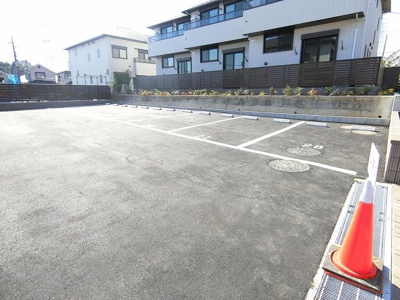 【駐車場】 | オーチャードB | いつでも目の届く敷地内に駐車場があります♪お車をお持ちのファミリーさんにオススメです☆