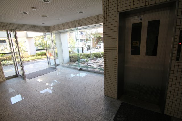 【エントランス】 | パレエシャロット | エレベーター