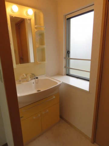 【独立洗面台】 | ヴィラカレラ菱江 | 独立洗面台あり、毎朝おしゃれに忙しい女性の方におすすめです