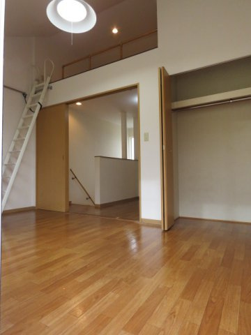 【洋室】 | ヴィラカレラ菱江 | 使い勝手のいい洋室です