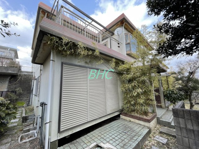 【外観】 | 朝日１丁目 | 爽やかな青空の下に贅沢なほどに降り注ぐ陽光、豊かな居住性と、クオリティが見事に調和した住空間です。